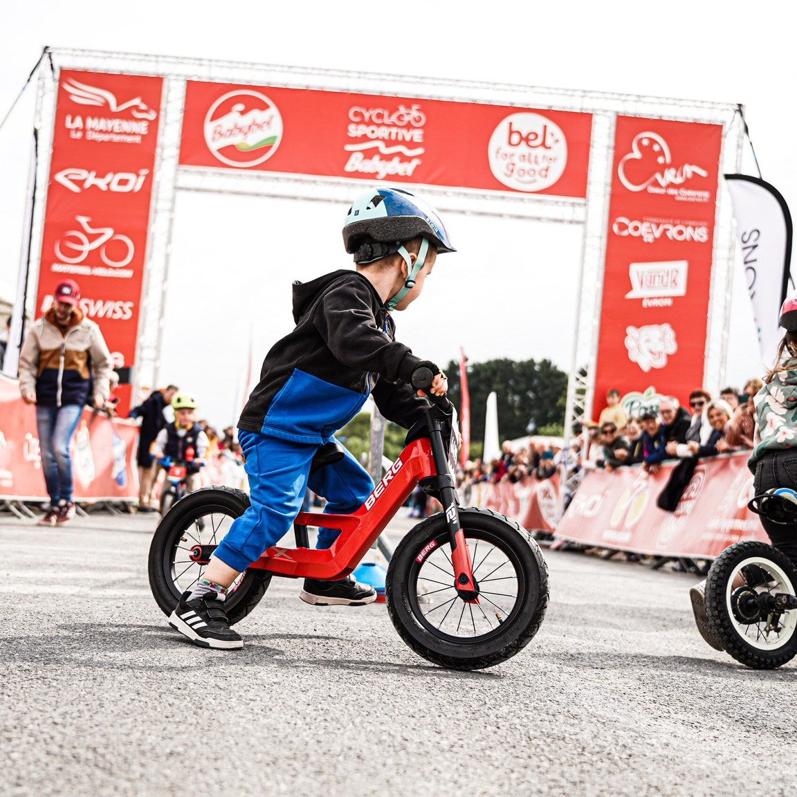 👶 Lancé en 2025, le format draisienne a déjà conquis de nombreux petits champions ! Plus qu’une simple compétition, c’est une animation ludique et conviviale, spécialement conçue pour les enfants de 2 à 6 ans.

Chaque participant repart avec :
✅ Une plaque de cadre personnalisée
✅ Un petit cadeau / un goûter
✅ Une médaille souvenir

Encadrée par un animateur diplômé d’État, cette activité est l’occasion idéale pour initier les plus jeunes aux joies du vélo, dans une ambiance festive et sécurisée.

Places limitées – inscris vite ton enfant et offre-lui une expérience inoubliable !

📸 @damien.thomas_ 

𝐈𝐧𝐟𝐨𝐫𝐦𝐚𝐭𝐢𝐨𝐧𝐬 & 𝐢𝐧𝐬𝐜𝐫𝐢𝐩𝐭𝐢𝐨𝐧𝐬 ⤵️
✍️ https://cyclosportive-babybel.fr

#CyclosportiveBabybel #BBL #CycloBBL #Babybel #Mayenne #Evron #Cyclo #Gravel #Cyclosport #LaurentJalabert #Cycling #ekoi #ekoicycling #ekoiracing